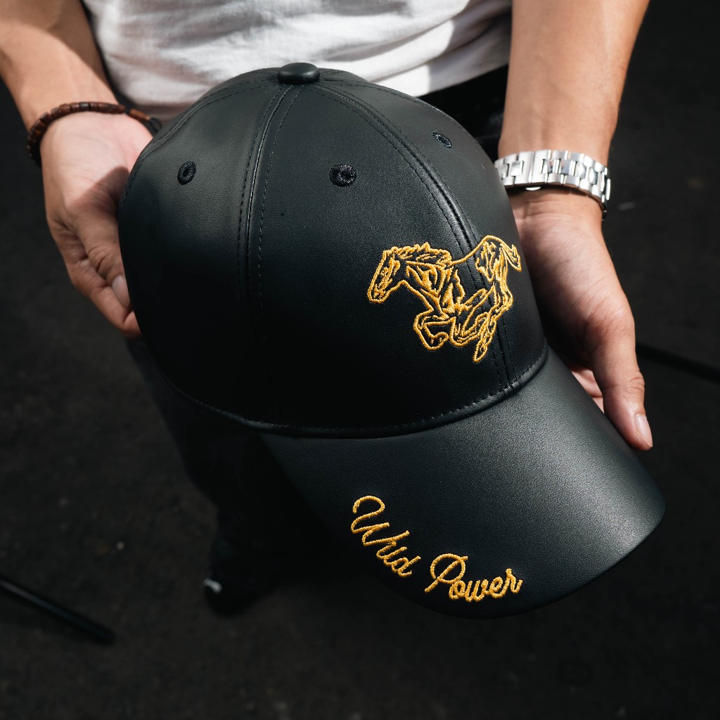 BOZRVK Wild Power Leather Black Baseball Cap Topi Baseball Kulit Sintetis Hitam Adjustable Snapback Elegan untuk Outfit Casual — 1